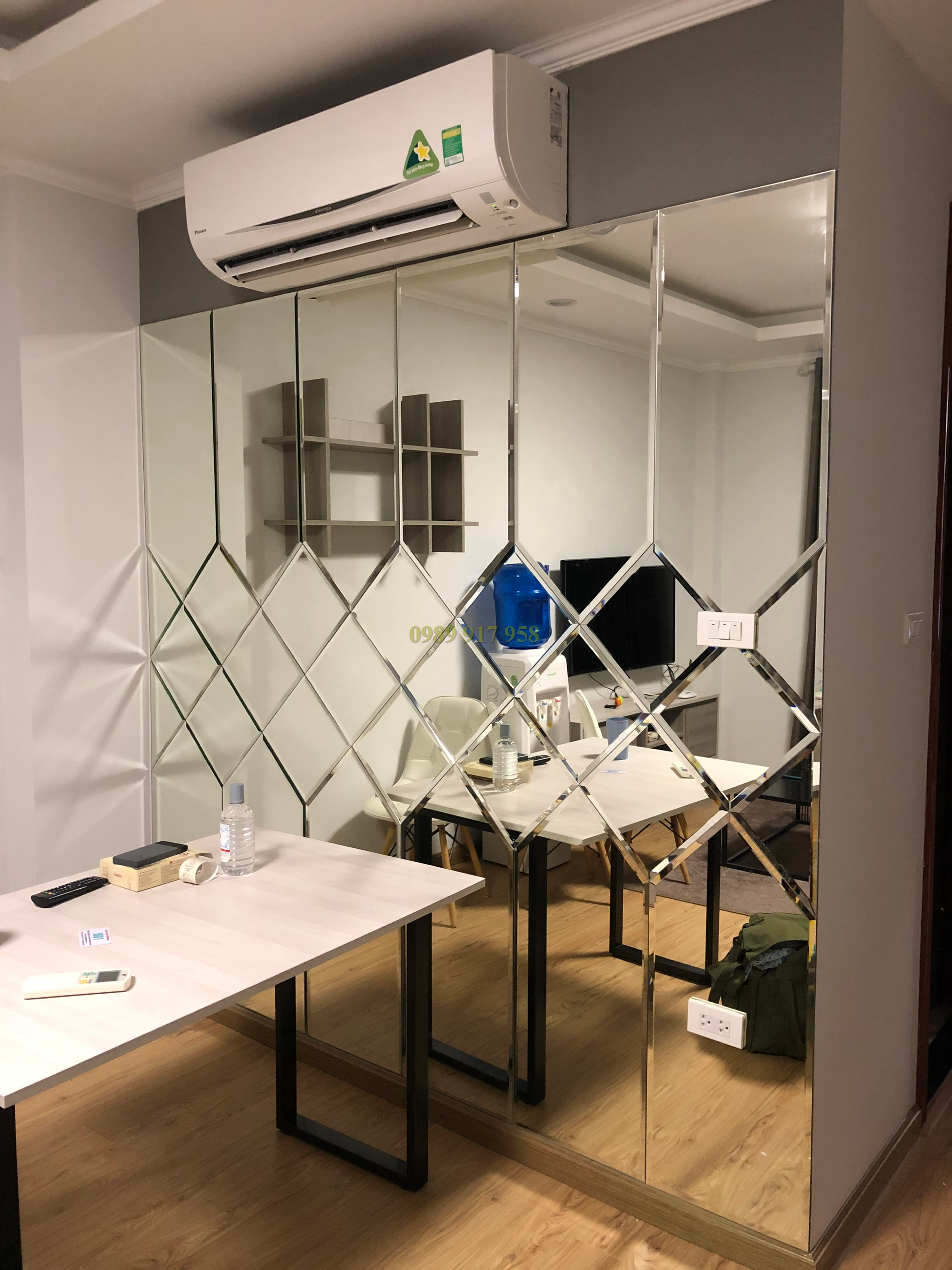 Gương dán tường trang trí