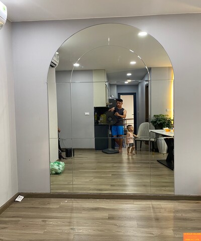 MẪU GƯƠNG BỈ MÀU TRẮNG THIẾT KẾ HÌNH VÒM Ô CỬA CHO VỊ TRÍ BÀN ĂN
